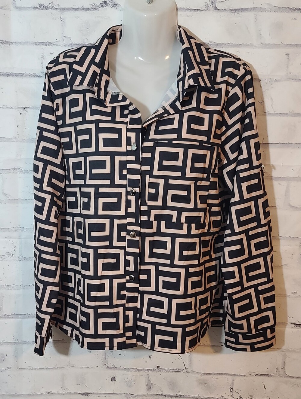 Women's Black/Beige Geometric Collared Long Sleeve Button-Up Top L